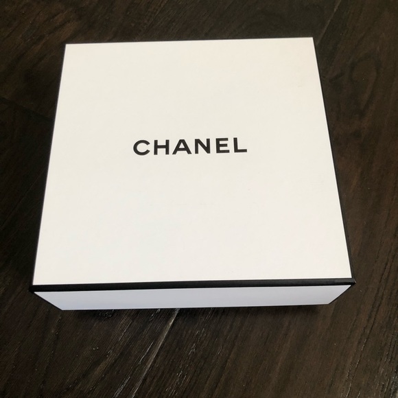 Brand new Chanel box - Picture 2 of 6